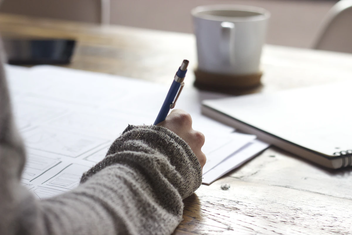 Persoon die aantekeningen maakt tijdens een brainstormsessie